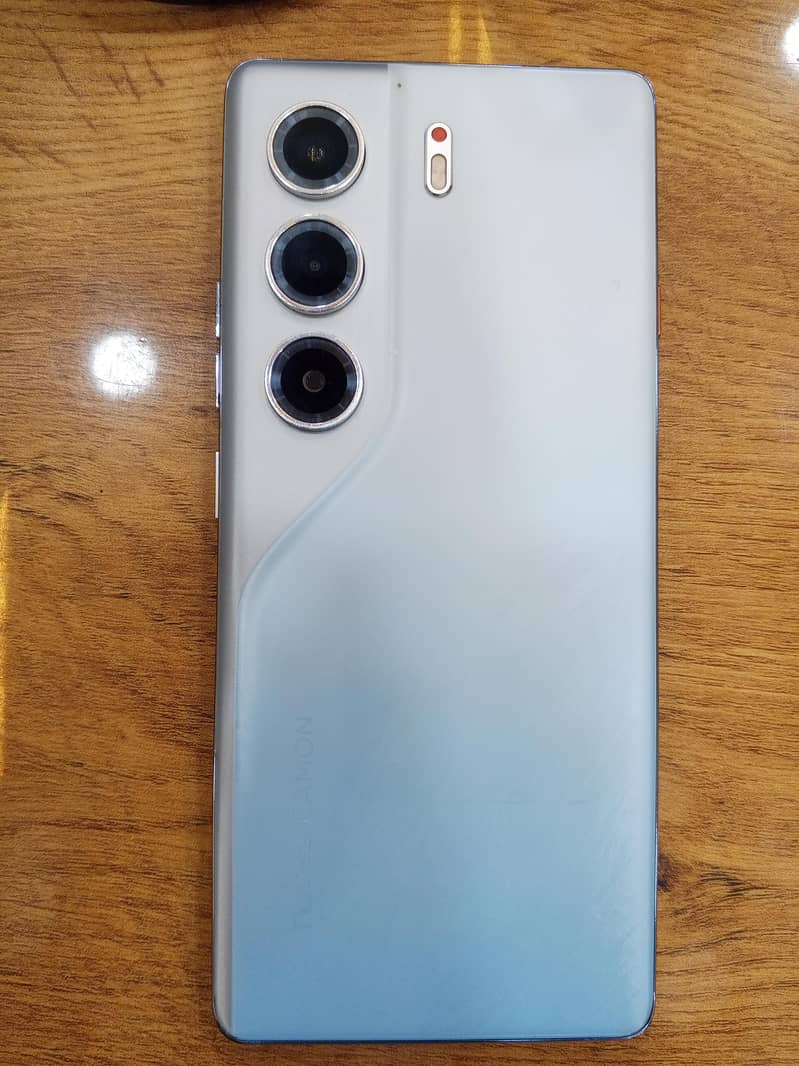 Tecno common 40 pro 8/256 0