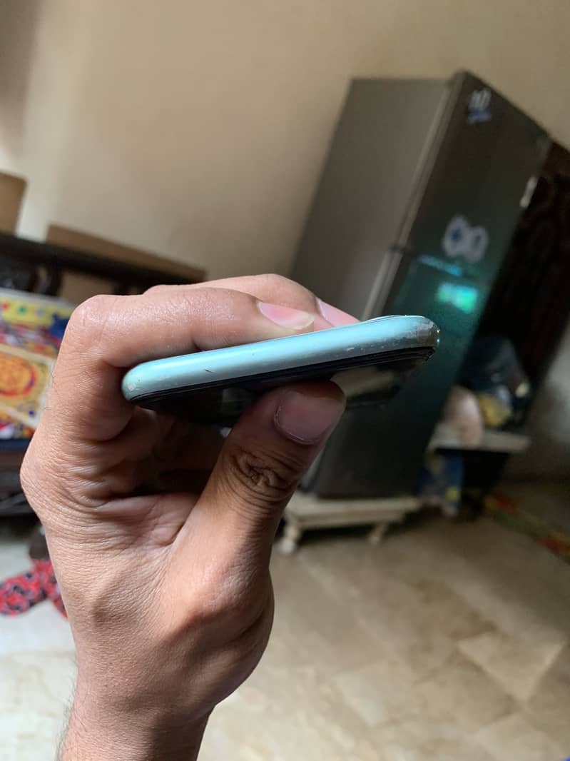 Apple iPhone 11 4