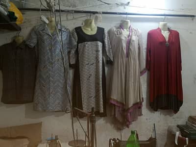 4 Ladies shirt ek gents shirt aur plastic ke putle