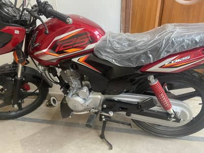 Honda CB 125F Self Start (Special Edition Red & Black) 125cc