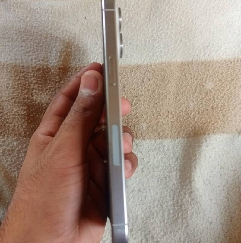Apple iPhone 15 Pro Max 2