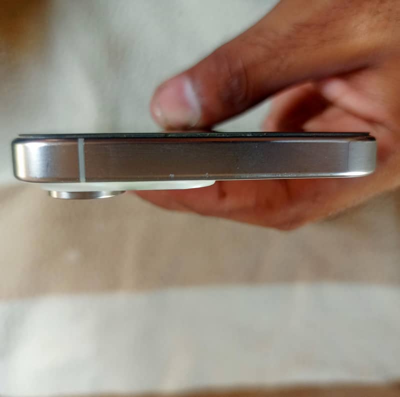 Apple iPhone 15 Pro Max 4