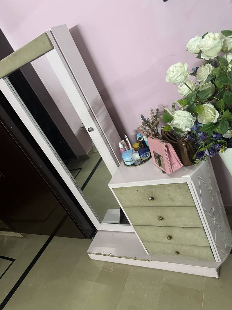 Dressing table 0