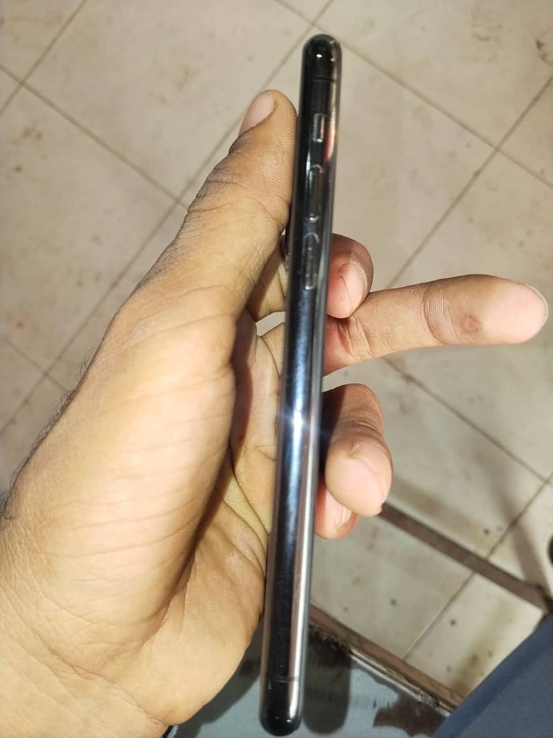 Apple iPhone 11 Pro 4