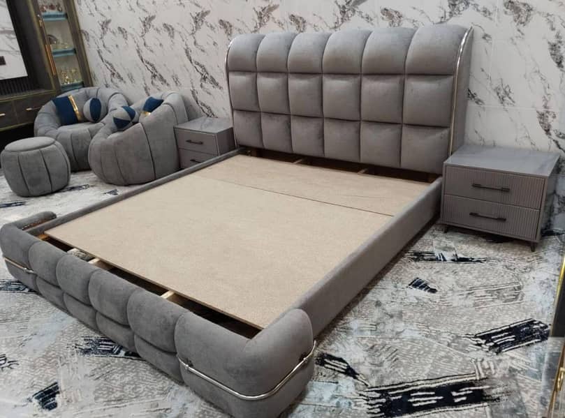 bed with 2 site table 0