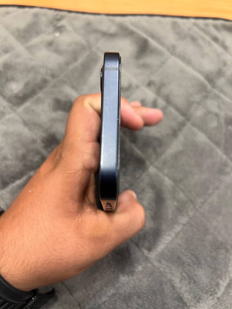 iPhone 12 4