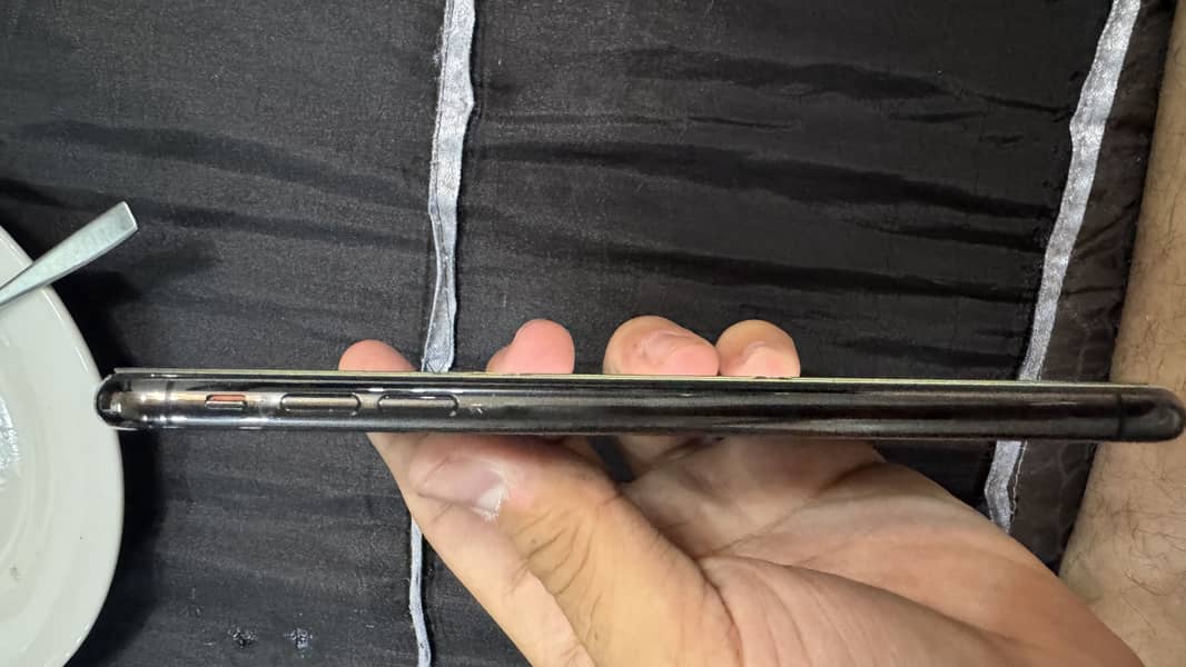 Apple iPhone XS Max 4