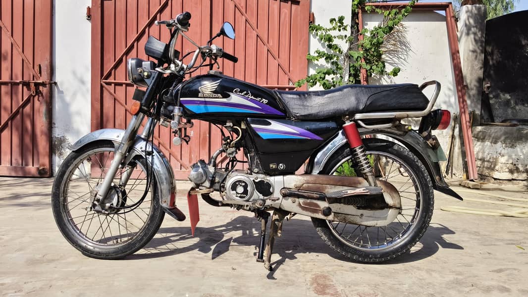 CD 70 8-Model Black 0
