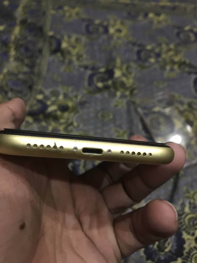 Apple iPhone 11 4