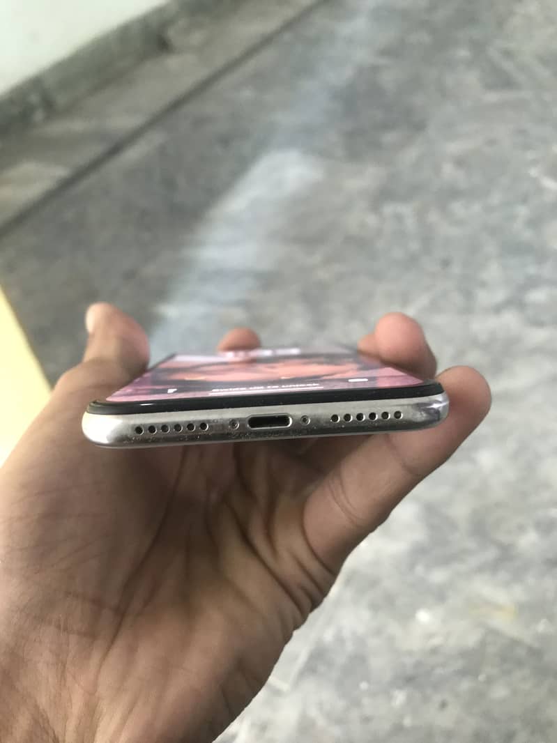 Apple iPhone X 4