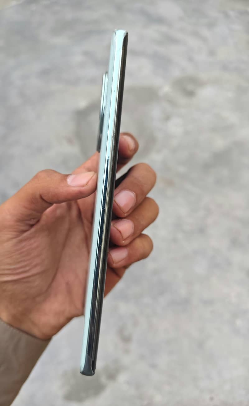 Vivo V30e 4