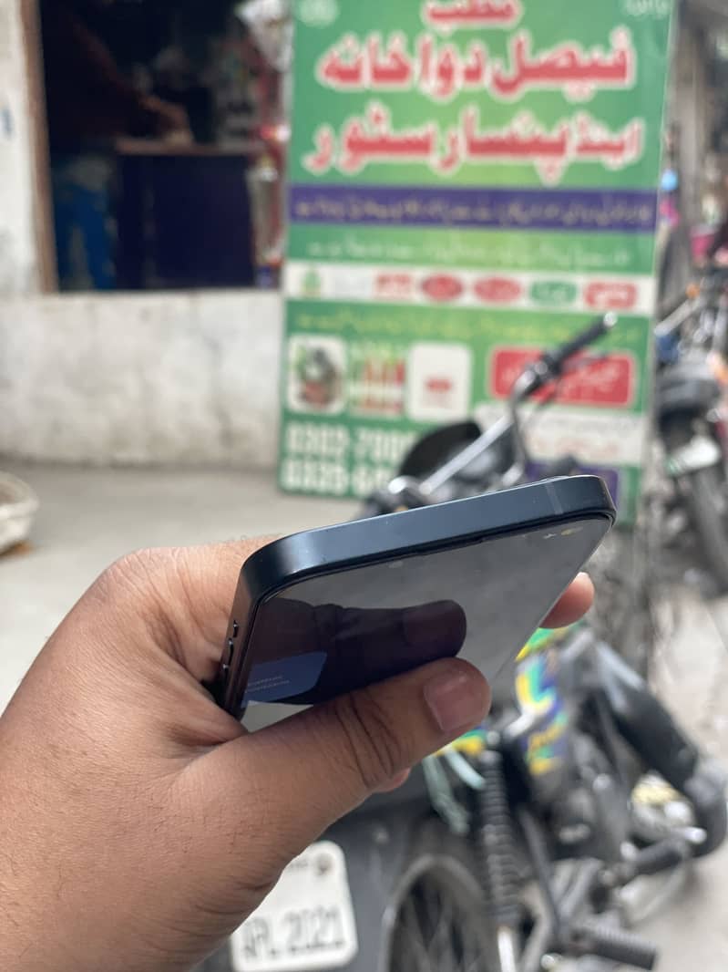 Apple iPhone 13 5