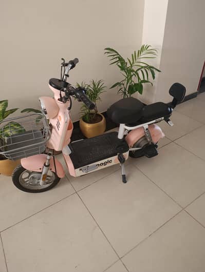 CROWN ELECTRIC MAGIC SCOOTY