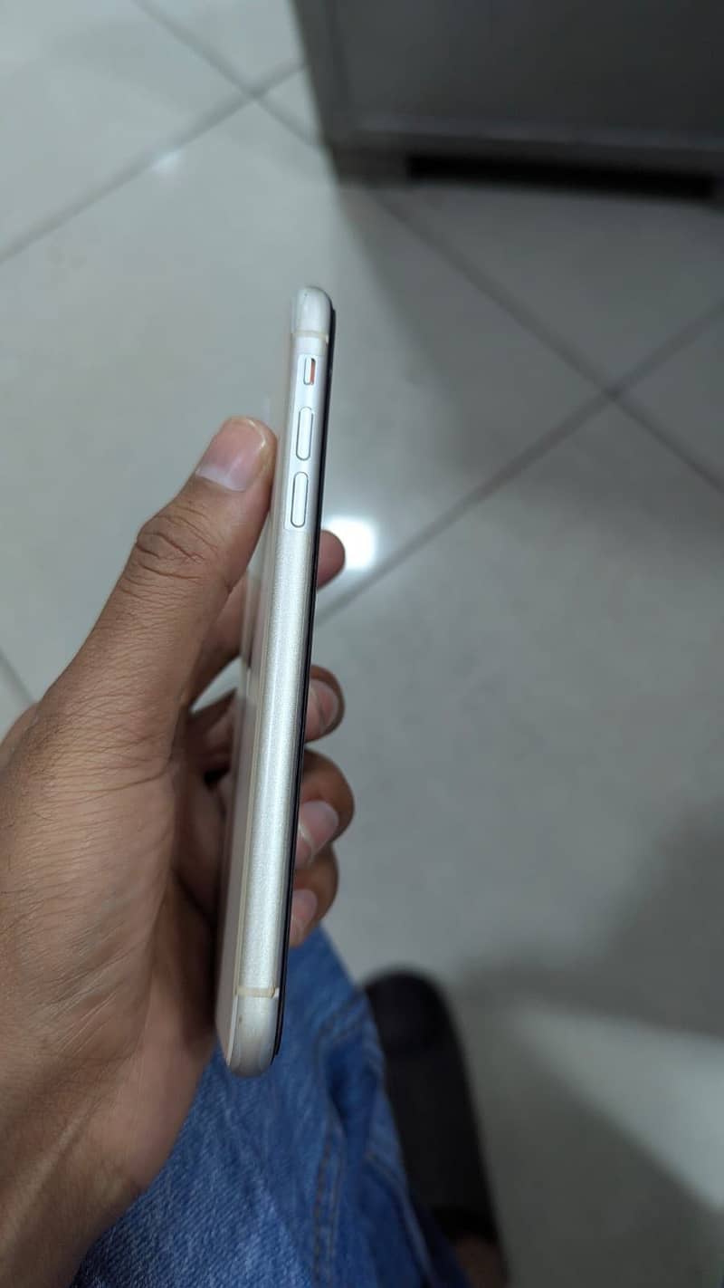 Apple iPhone 11 4