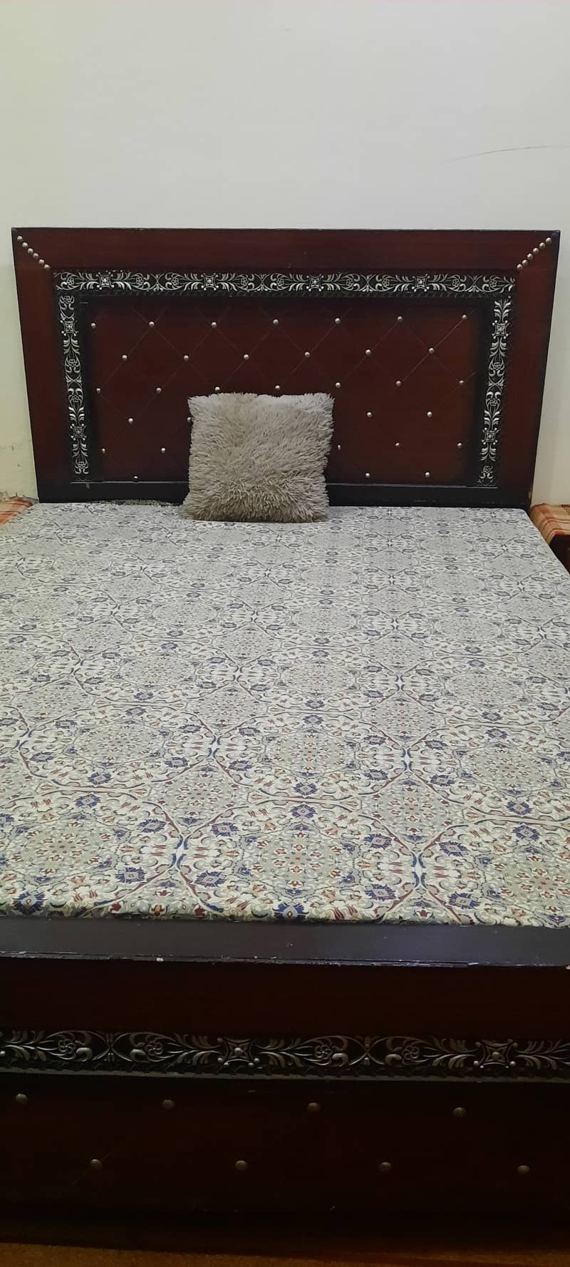 Queen size bed 5 feets 1