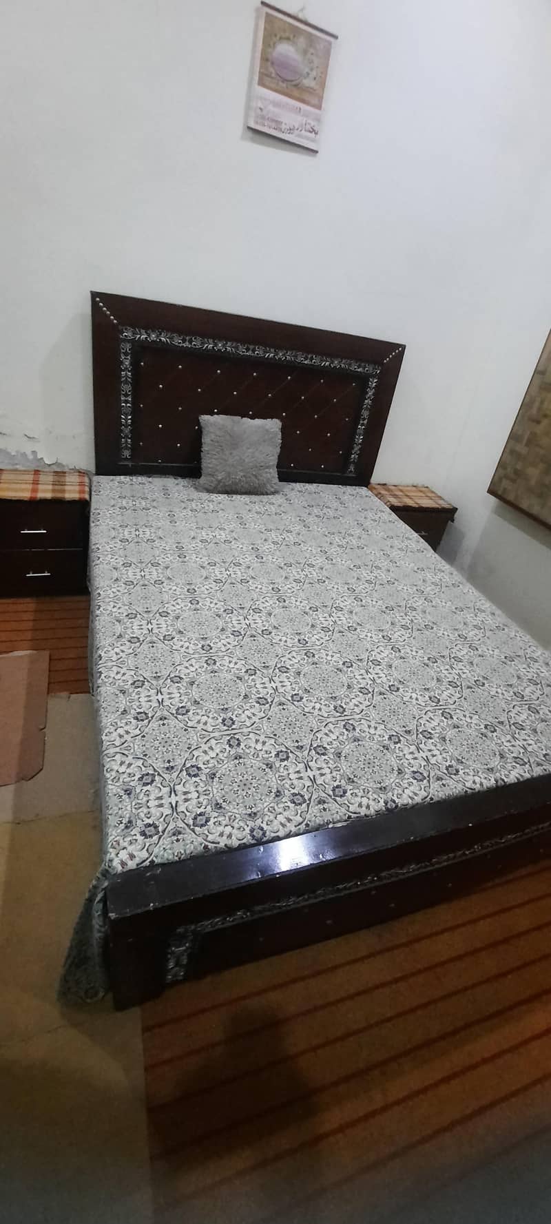 Queen size bed 5 feets 3