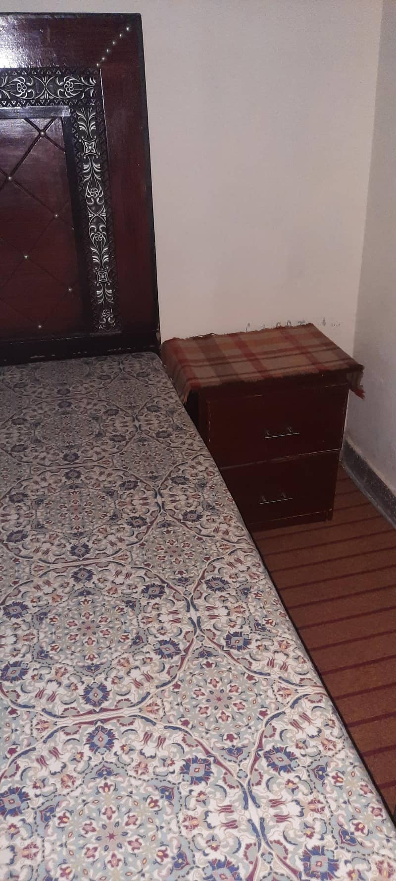 Queen size bed 5 feets 6