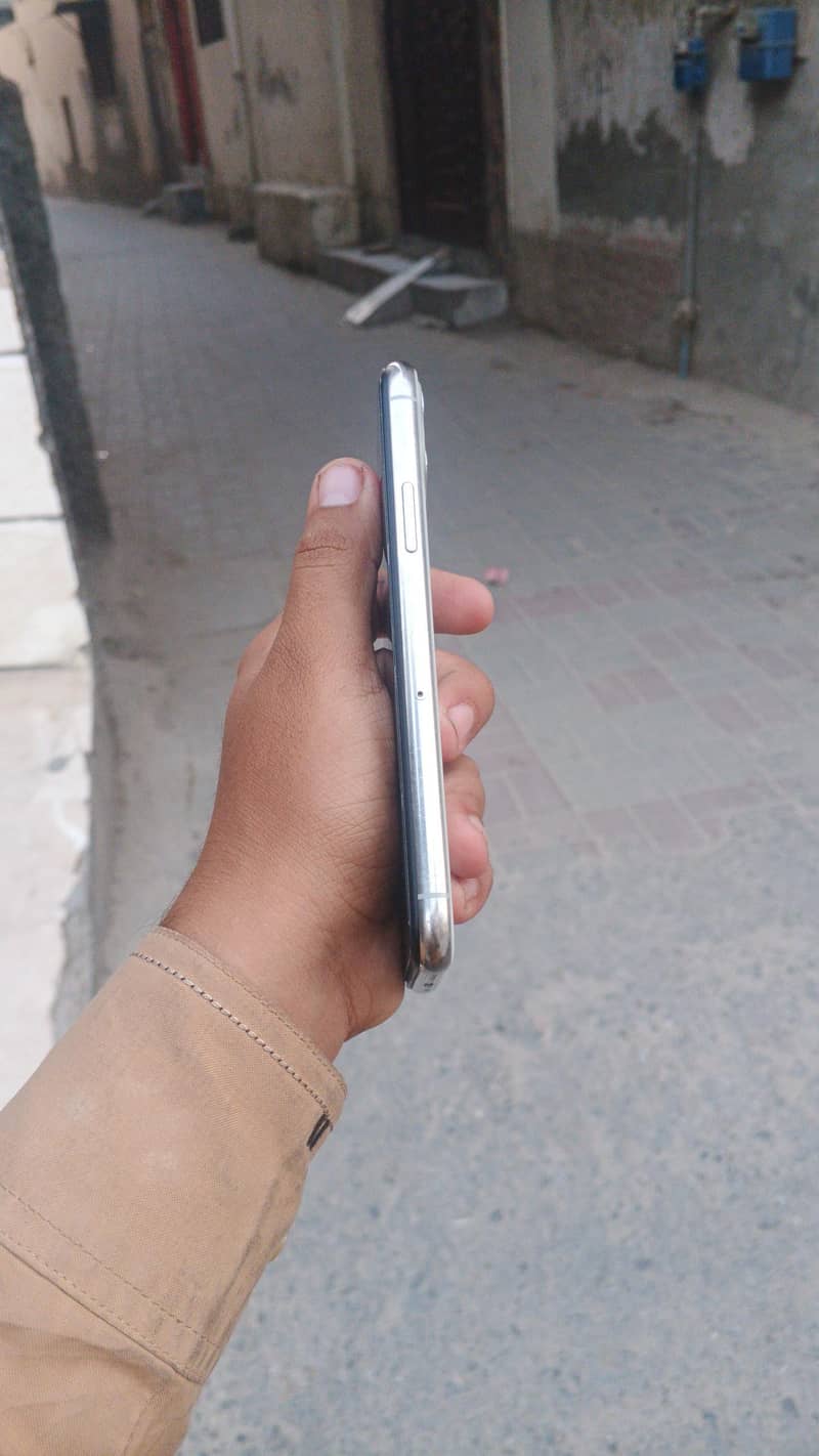 Apple iPhone 11 Pro 4