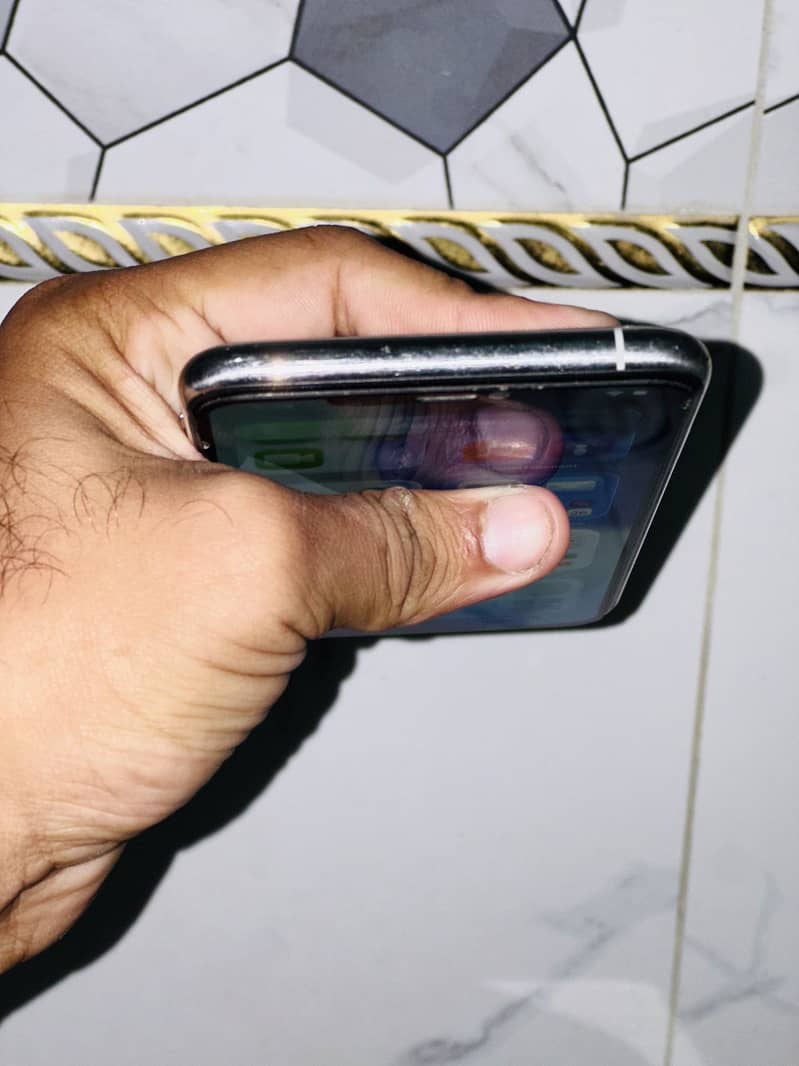 Apple iPhone 11 Pro Max 4