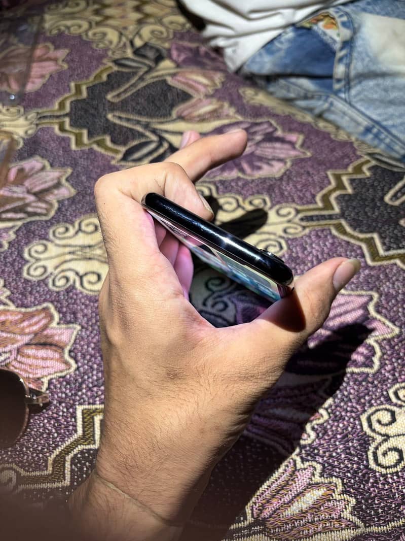 Apple iPhone XS 4