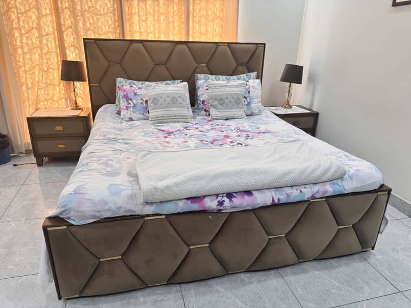 Queen size bed 0