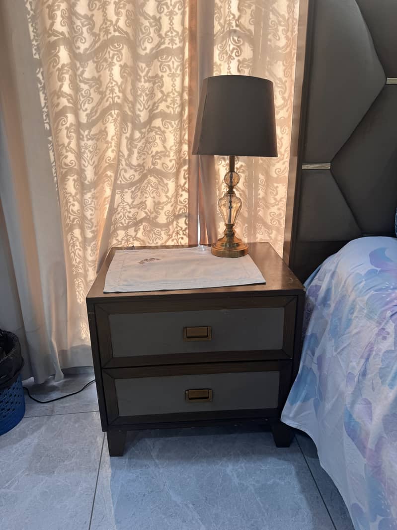 Queen size bed 1