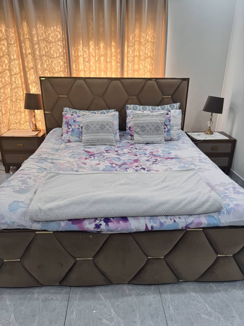 Queen size bed 2