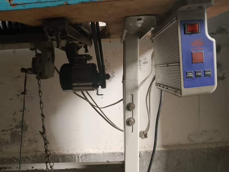 Overlock machine best 10/10 condition 2