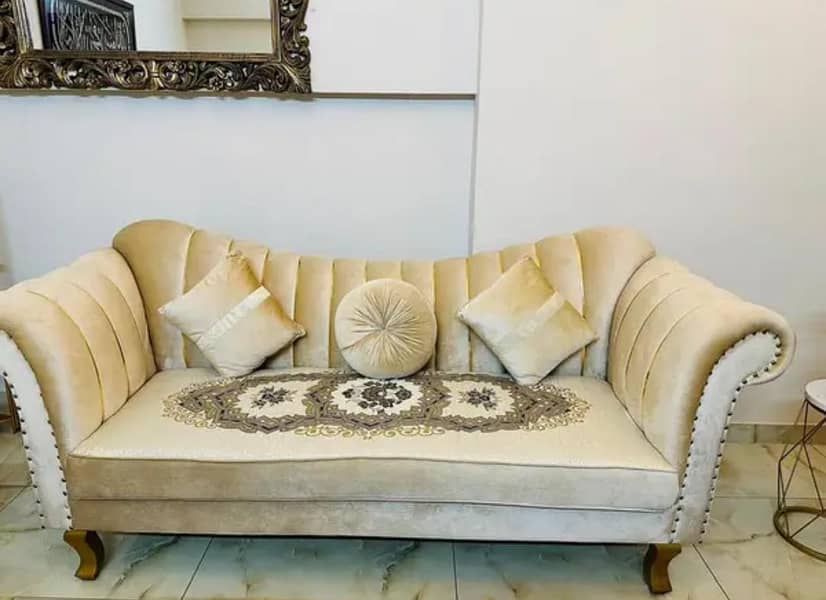 7 seaters sofa with center Table 0