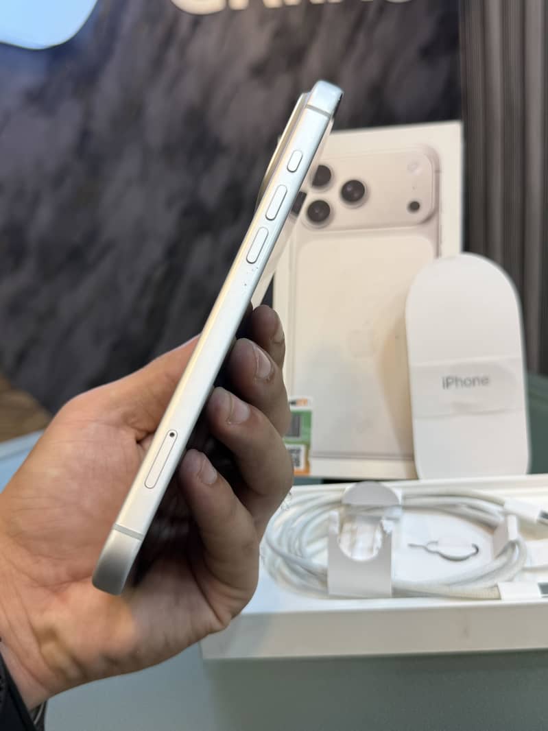 Apple iPhone 17 Pro Max 2