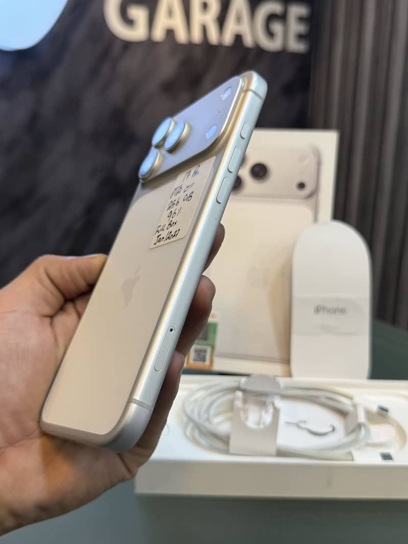 Apple iPhone 17 Pro Max 4
