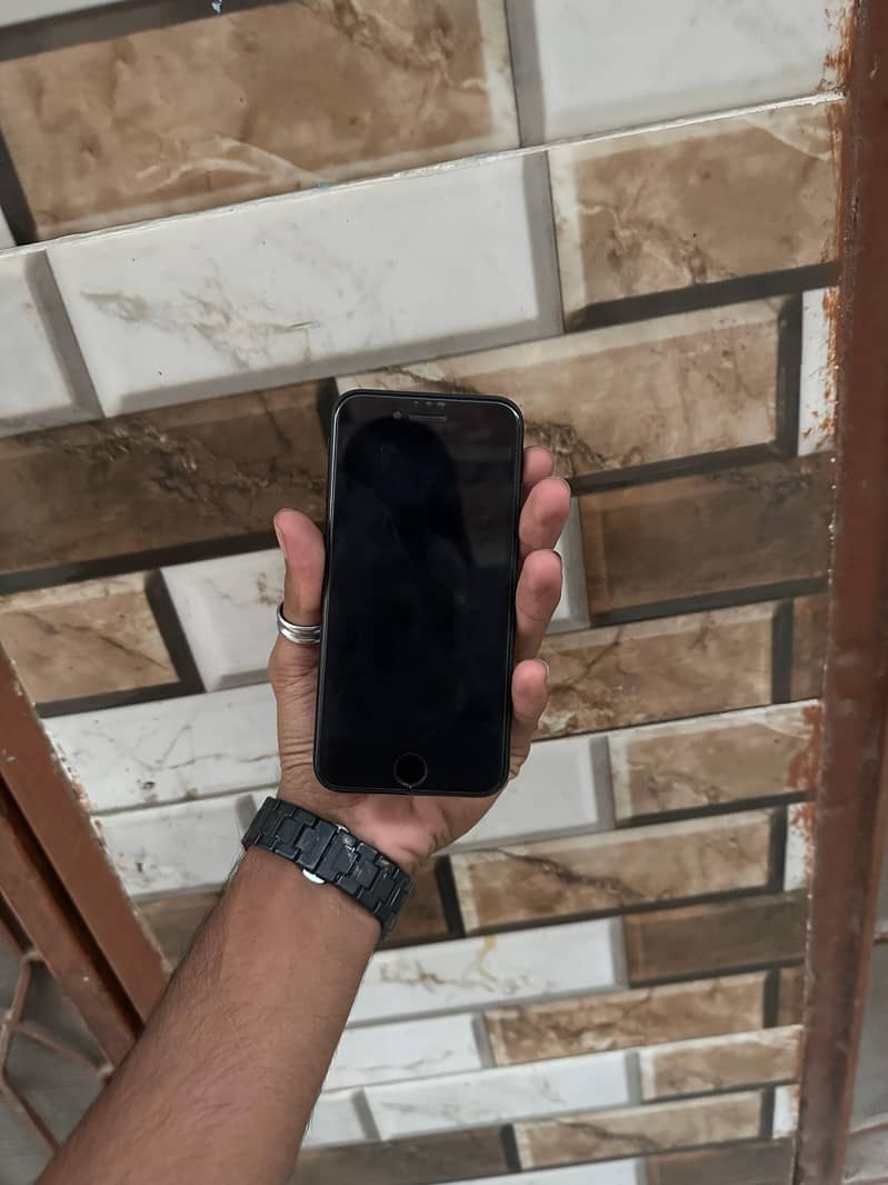Apple iPhone 7 0