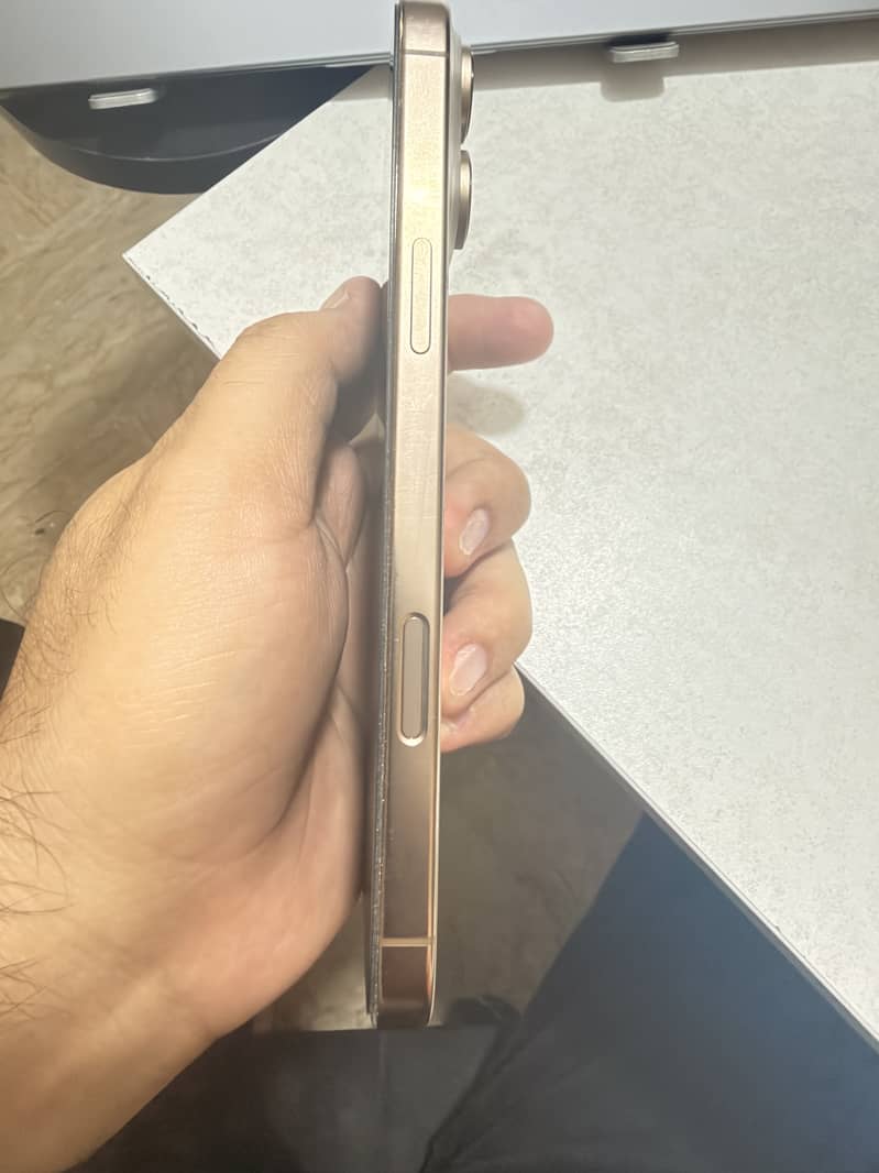 Apple iPhone 16 Pro Max 2