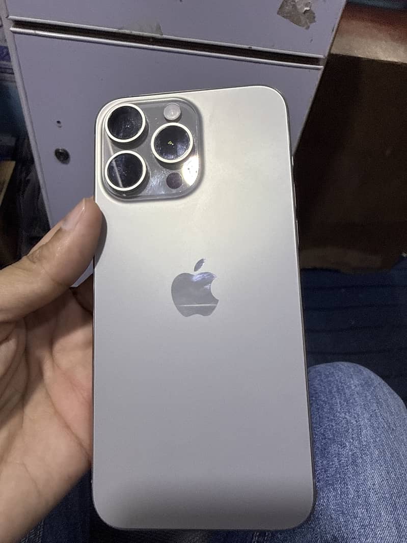 Apple iPhone 15 Pro Max 0