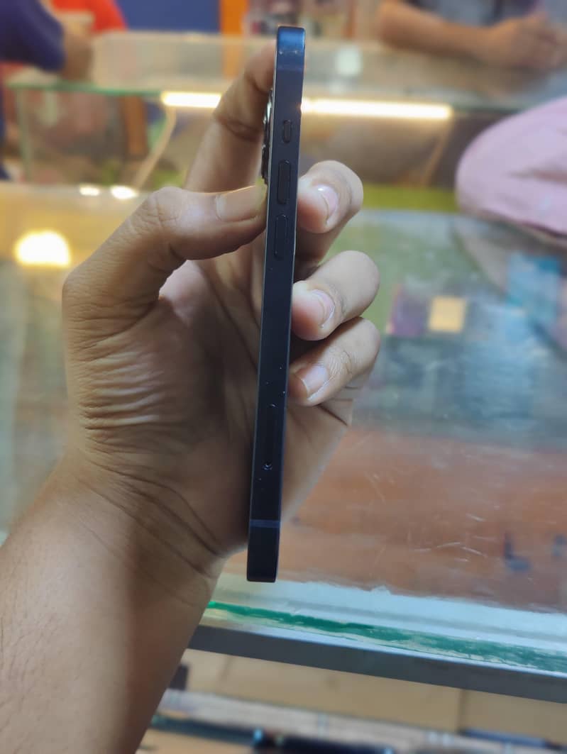 Apple iPhone 13 2
