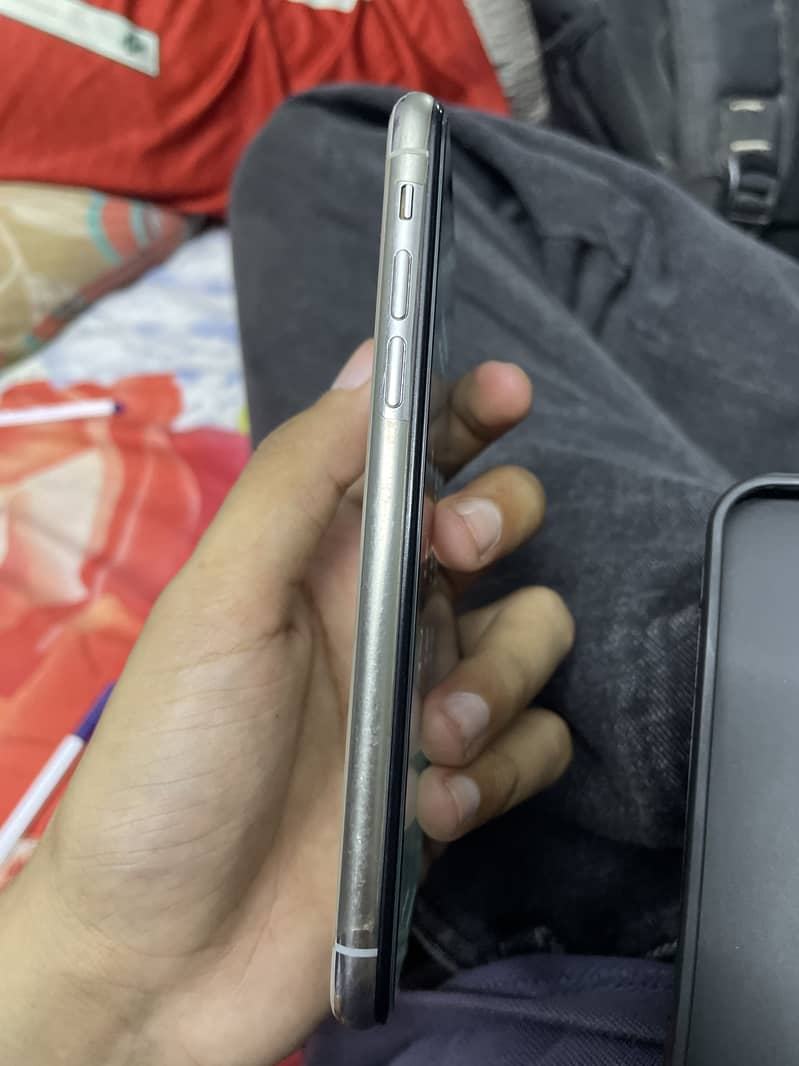 Apple iPhone X 4