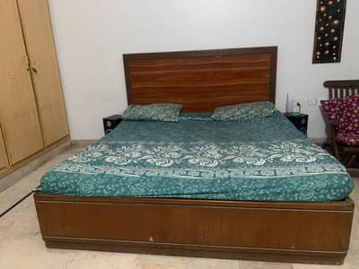 bed with metress