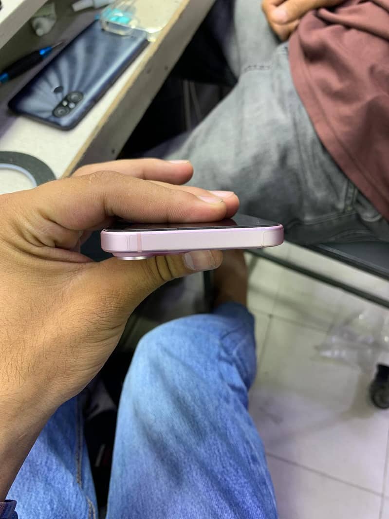 Apple iPhone 15 4