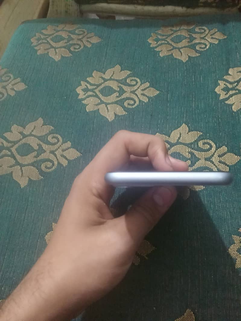 Apple iPhone 11 0