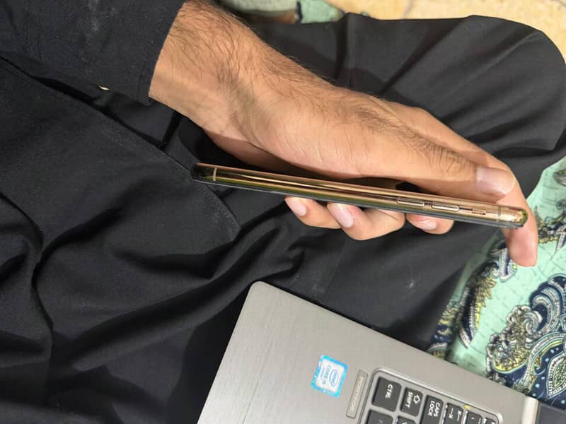 Apple iPhone Xs 1