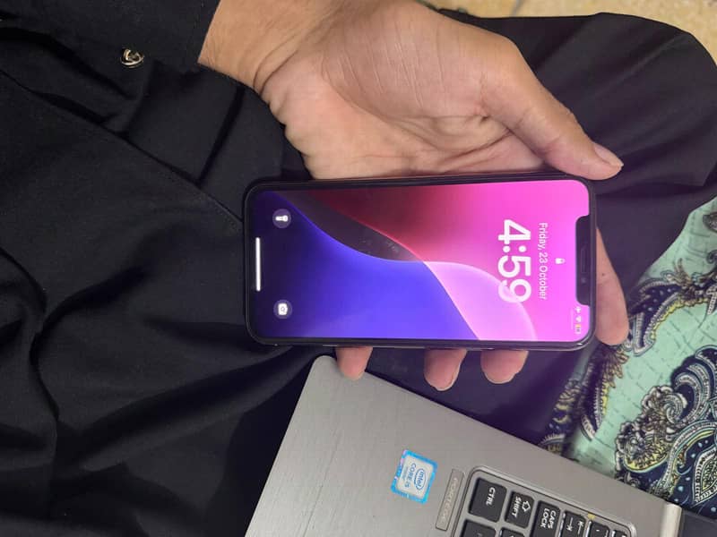 Apple iPhone Xs 2