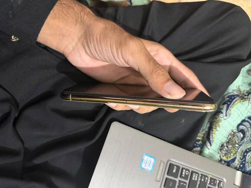 Apple iPhone Xs 3