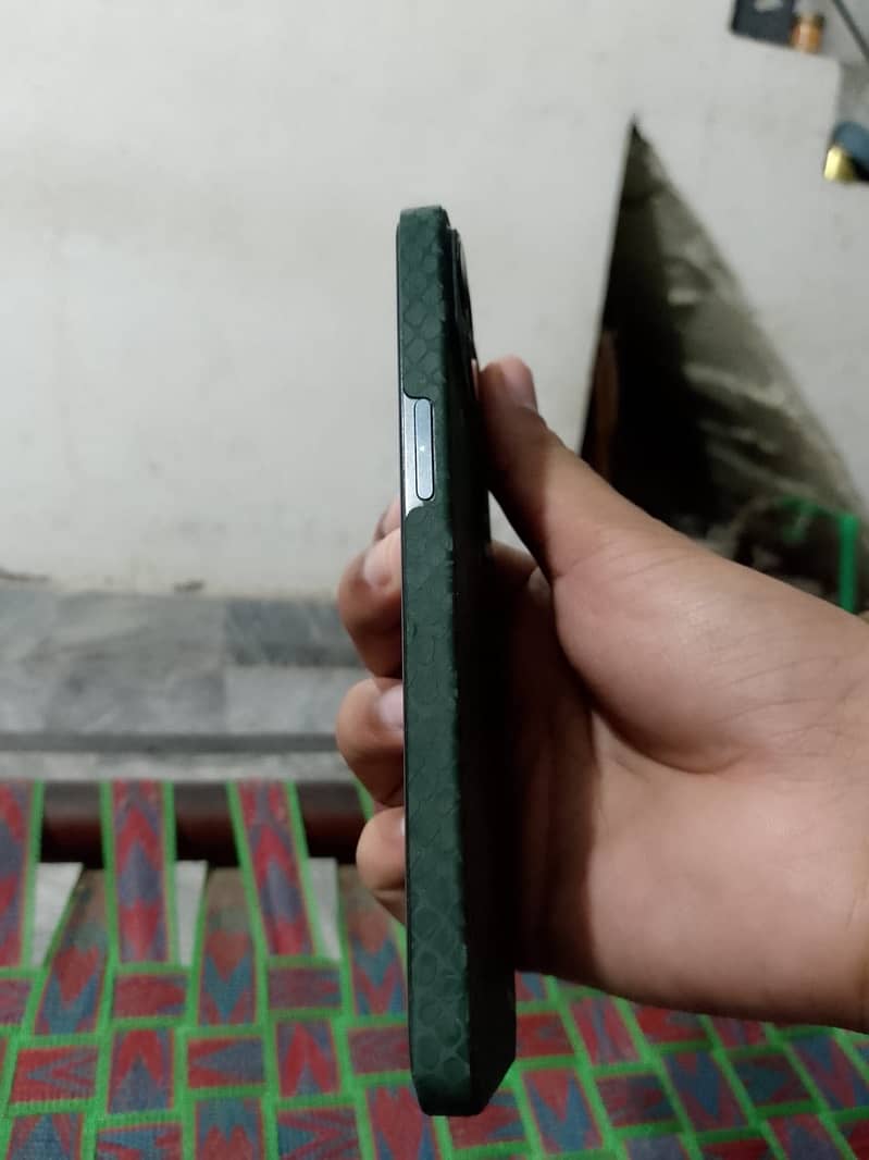 Apple iPhone 13 4
