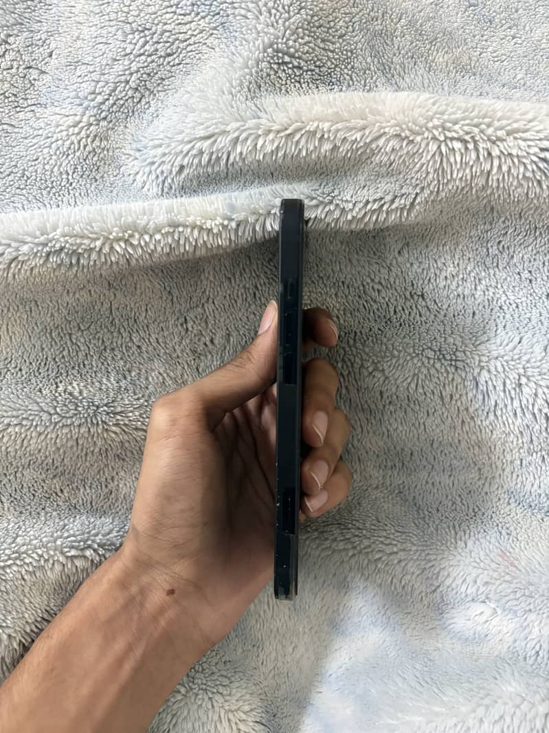 Apple iPhone 13 2