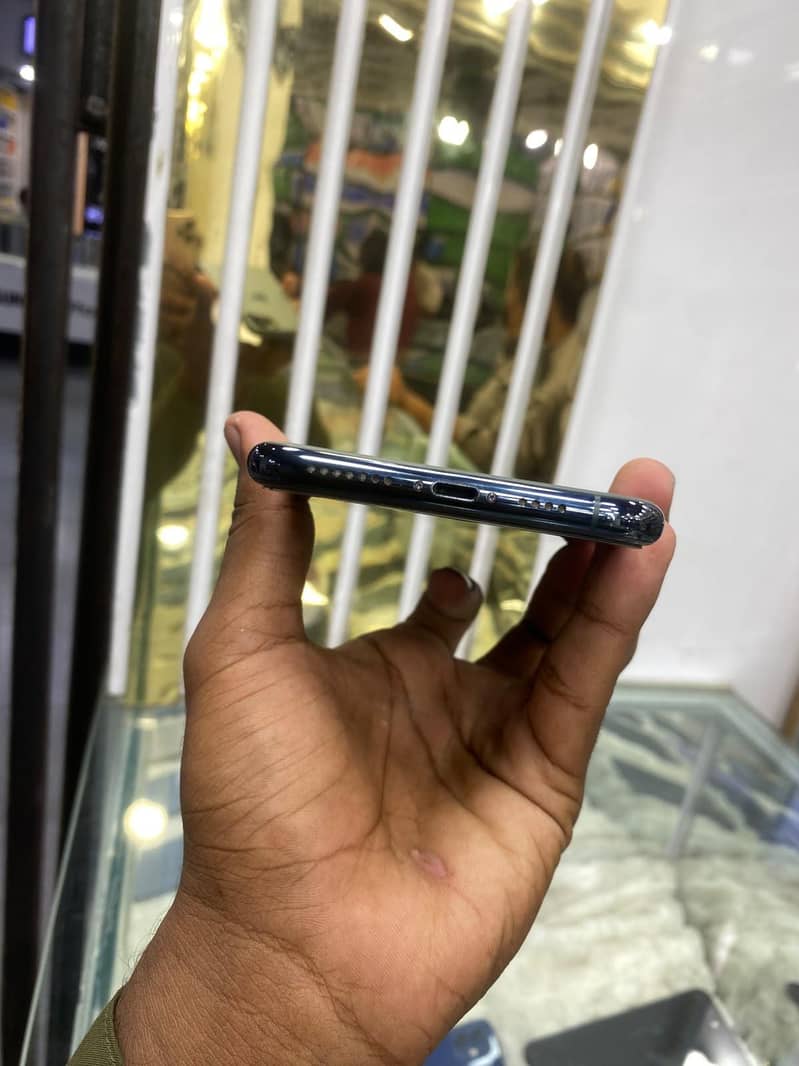 Apple iPhone 11 Pro Max 4
