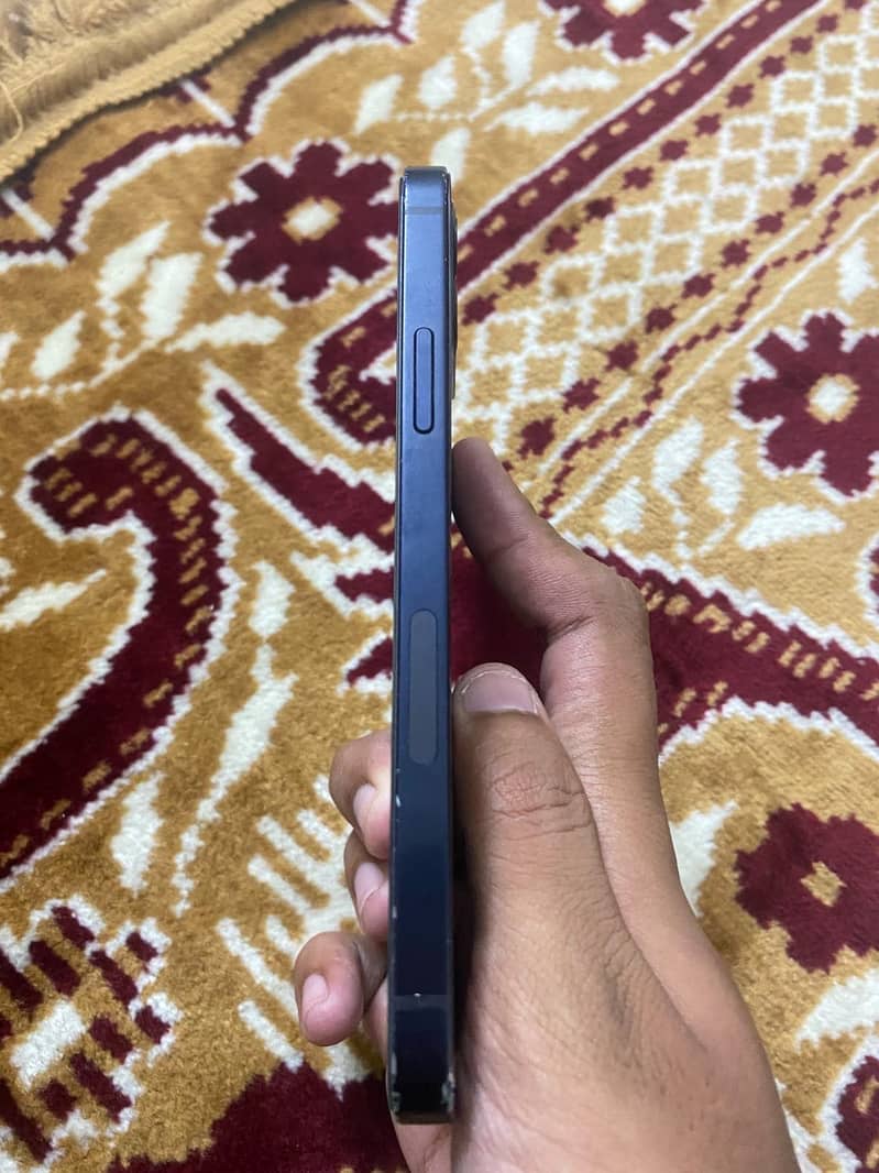 Apple iPhone 12 4
