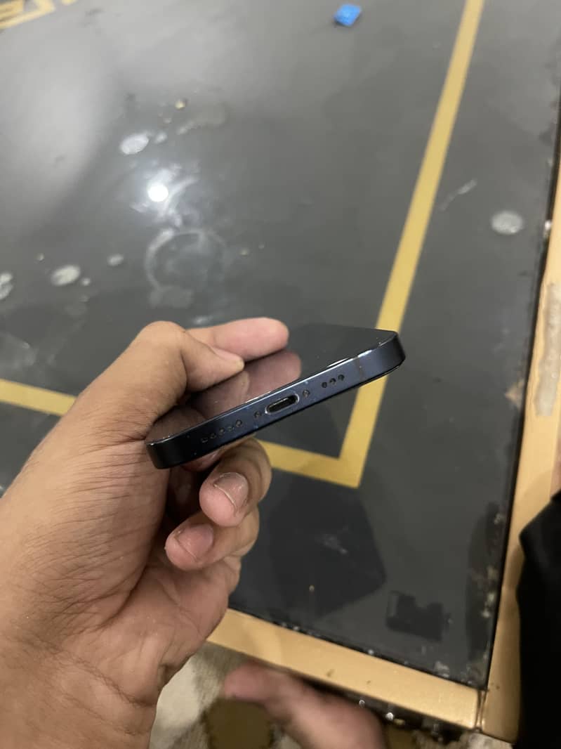 Apple iPhone 12 4