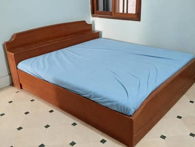Wooden Bed in good condition for sale due to shitting
