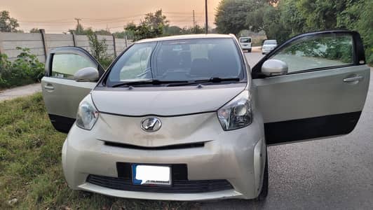 Toyota iQ 2009, antique sporty car