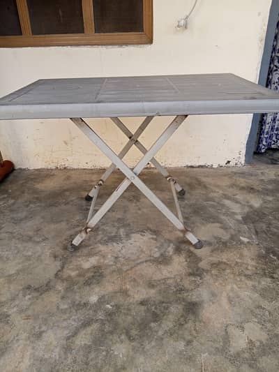 Folding plastic table